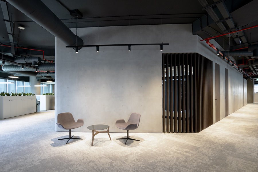 Contemporary corporate office waiting area and interior design by Almoayyed Contracting Group.