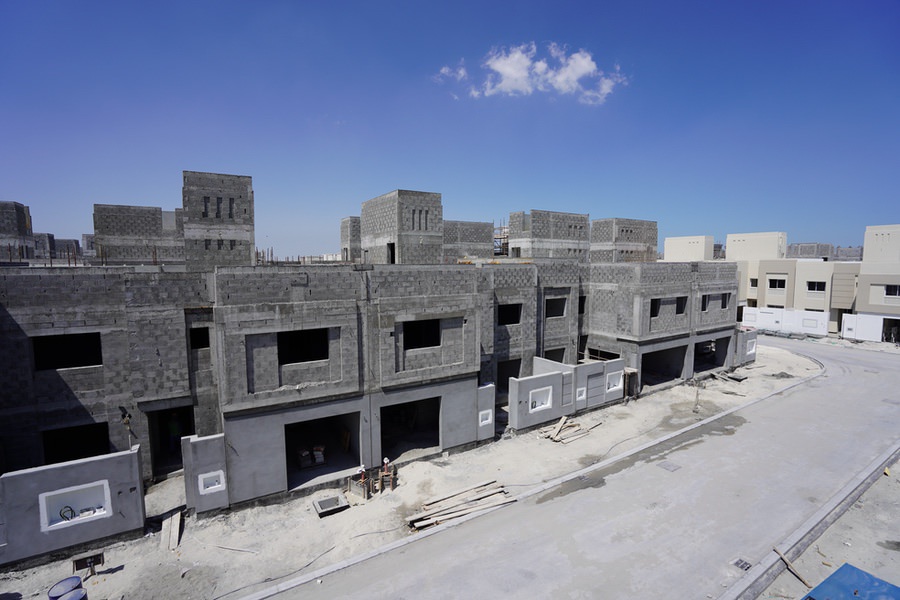 مشروع سكني قيد الإنشاء يبرز القدرة التشغيلية لمجموعة المؤيد للمقاولات في إنجاز المجمعات العمرانية المتكاملة وفق أعلى المعايير.