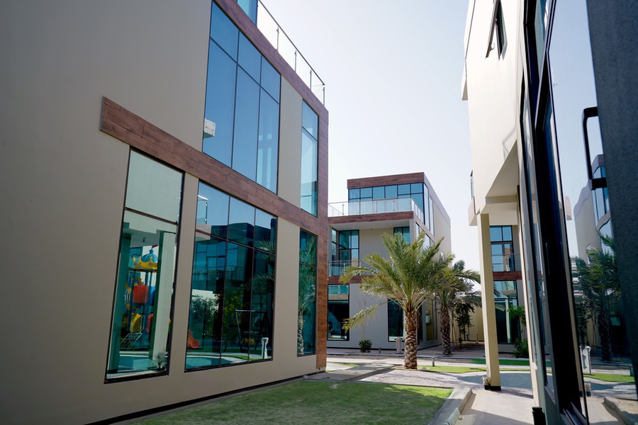 مشروع سكني أو تجاري من أعمال مجموعة المؤيد للمقاولات، يتميز باستخدام الواجهات الزجاجية المتطورة والتصاميم الهندسية المبتكرة.