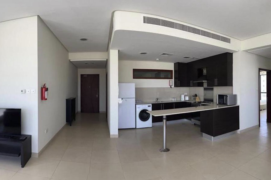 تصميم مطبخ حديث بنظام مفتوح مجهز بالكامل، يبرز مهارة مجموعة المؤيد للمقاولات في استغلال المساحات الداخلية ودمج المرافق الخدمية بسلاسة مع منطقة المعيشة.